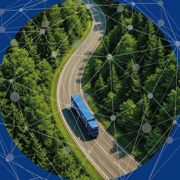 Lkw fährt auf kurvenreicher Landstraße durch Wald.