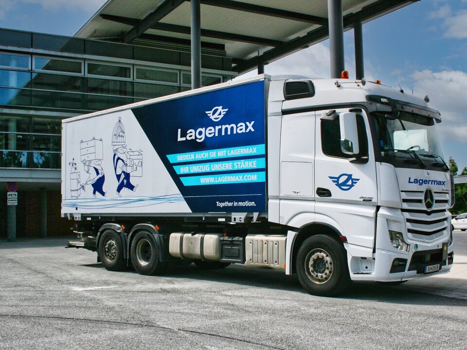 Lkw geschlossen vor Gebäude Seitenansicht Lagermax Umzug.