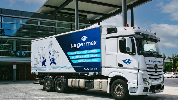 Lkw geschlossen vor Gebäude Seitenansicht Lagermax Umzug.