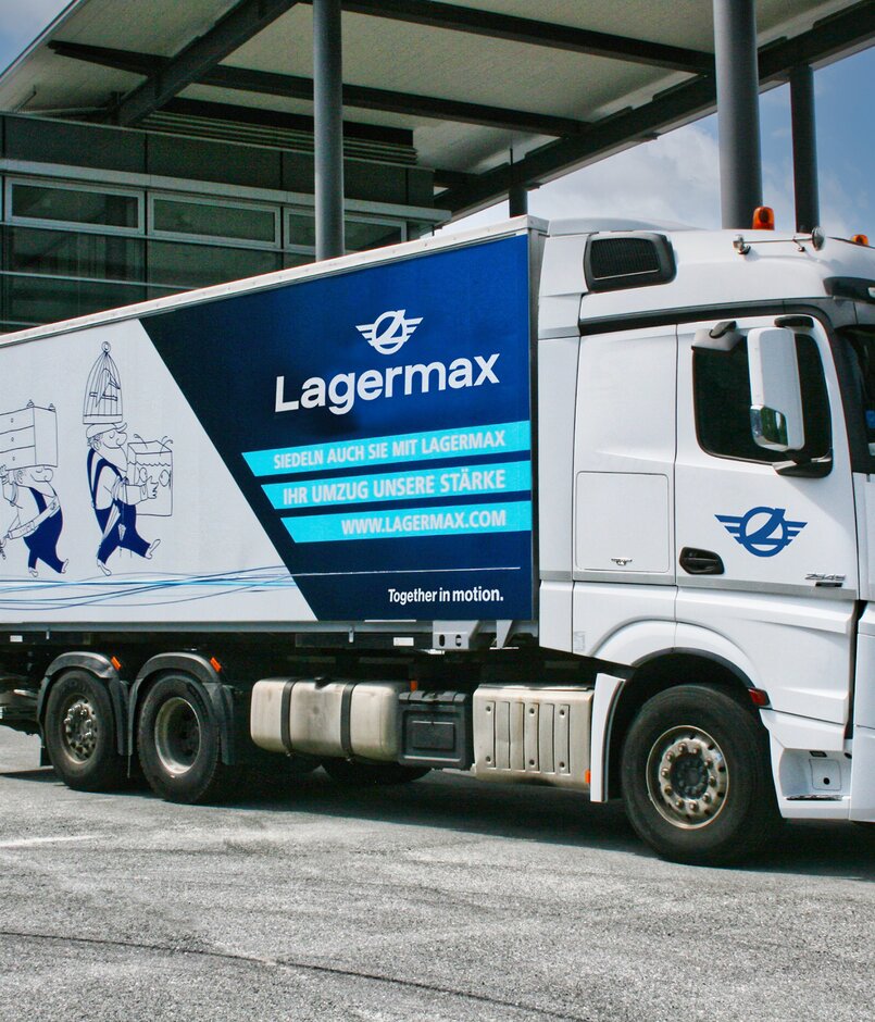 Lkw geschlossen vor Gebäude Seitenansicht Lagermax Umzug.