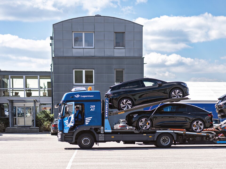 Es faehrt ein LKW mit Fahrerkabine fuer den Lagermax Autotransport