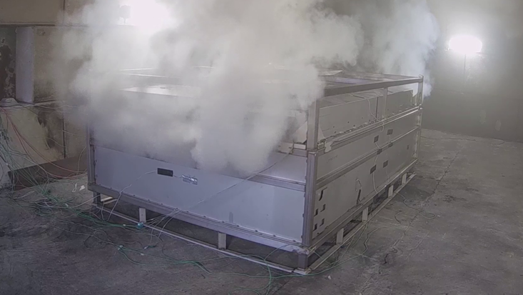 Brandtest Rauch steigt aus geschlossener Transportbox auf.