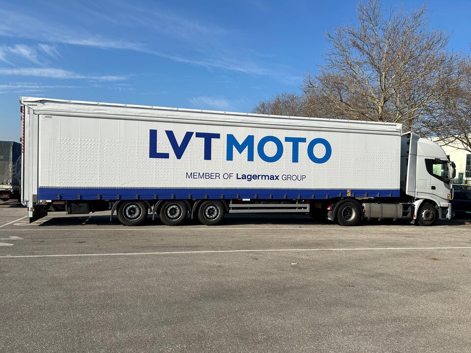 Lkw Sattelzug auf Parkplatz Seitenansicht.