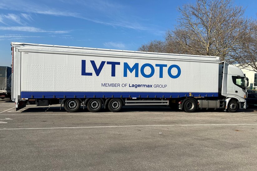 Lkw Sattelzug auf Parkplatz Seitenansicht.