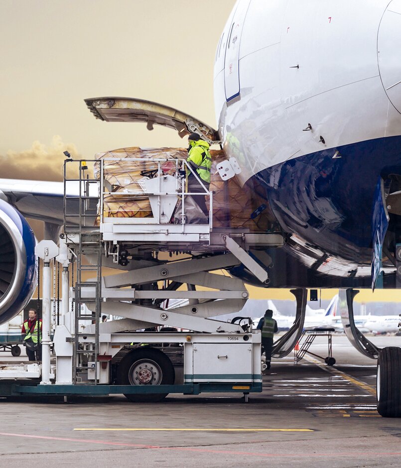 Flugzeug wird per Hebebühne seitlich beladen.