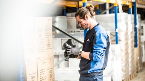 Lagermax Mitarbeiter kontrolliert Warenbestand im Elektronik-Bereich.