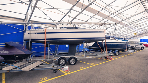 Man sieht Boote und Mini Yachten eingeparkt in einer Lagerhalle