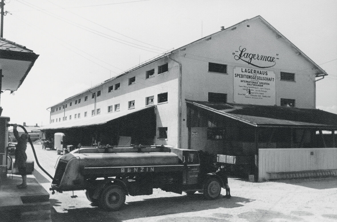Treibstoff-Lkw beim betanken und im Hintergrund Lagermax Gebäude Aufnahme von 1924.