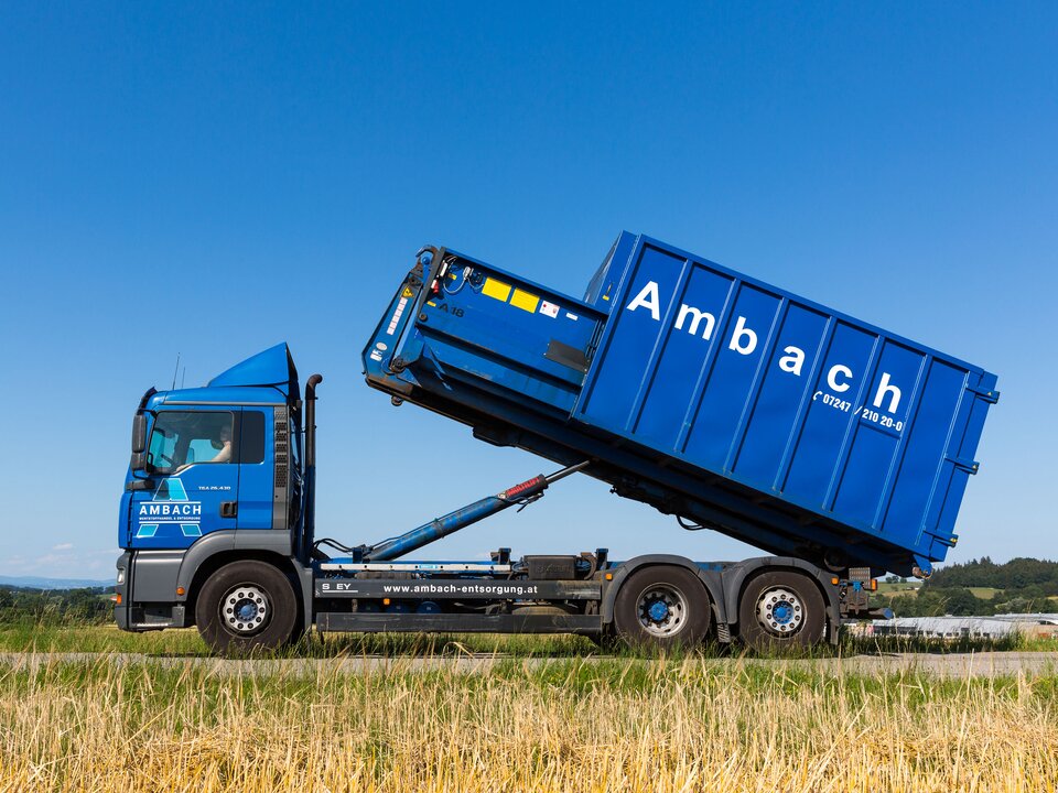 Container auf Lkw wird abgesetzt.