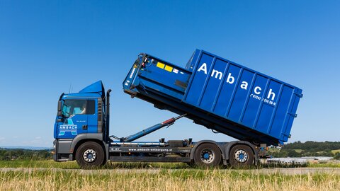 Container auf Lkw wird abgesetzt.