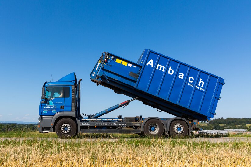 Container auf Lkw wird abgesetzt.