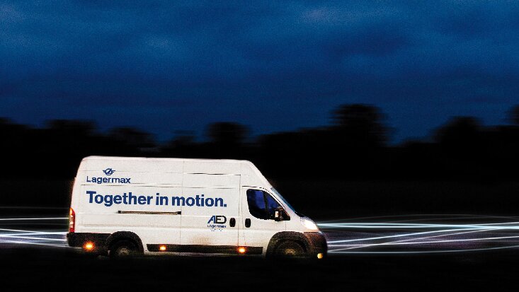 Auto fährt durch die Nacht.