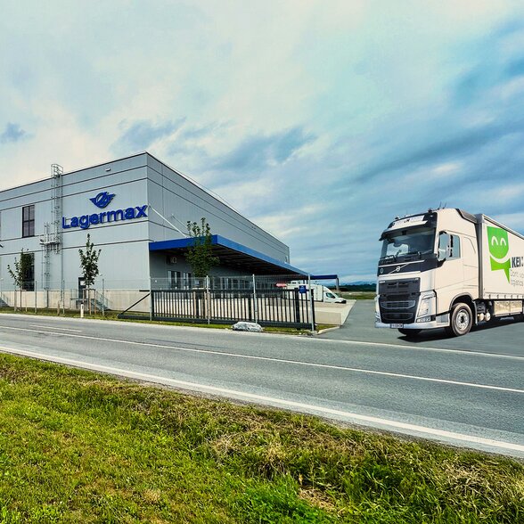 Lkw bei Ausfahrt von Firmengelände (Bildmutation) 