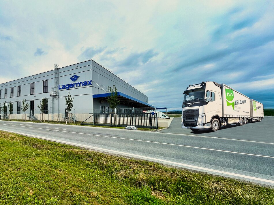 Lkw bei Ausfahrt von Firmengelände (Bildmutation) 