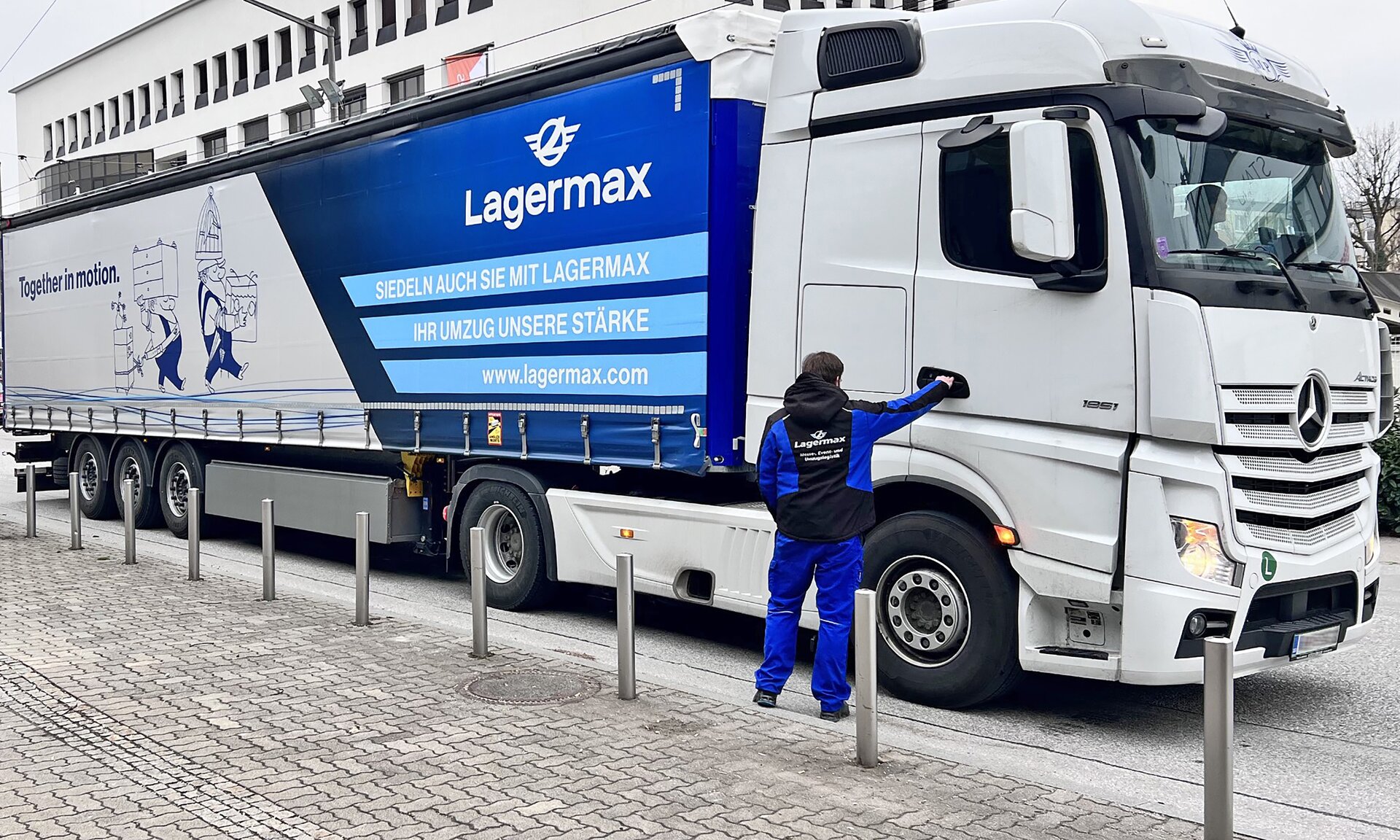 Man öffnet Beifahrertür bei Lkw.