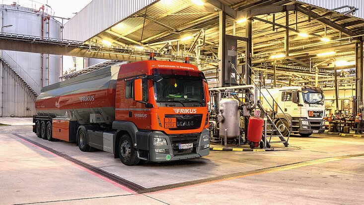 Tankfahrzeug bei Mineralölfirma.