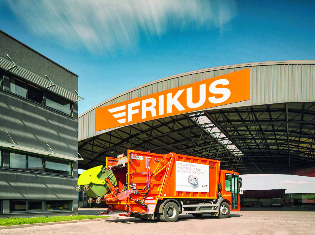 FRIKUS Lkw mit Müllcontainer auf Firmengelände