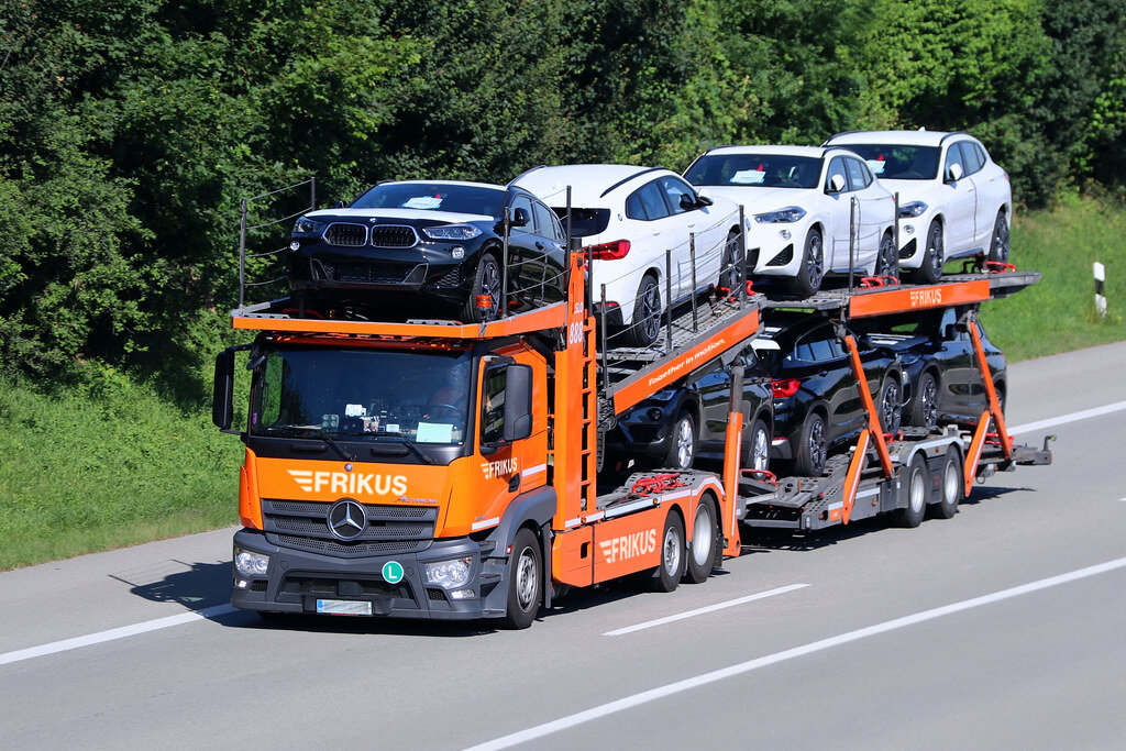 FRIKUS Autotransporter mit Fahrzeugen auf Straße