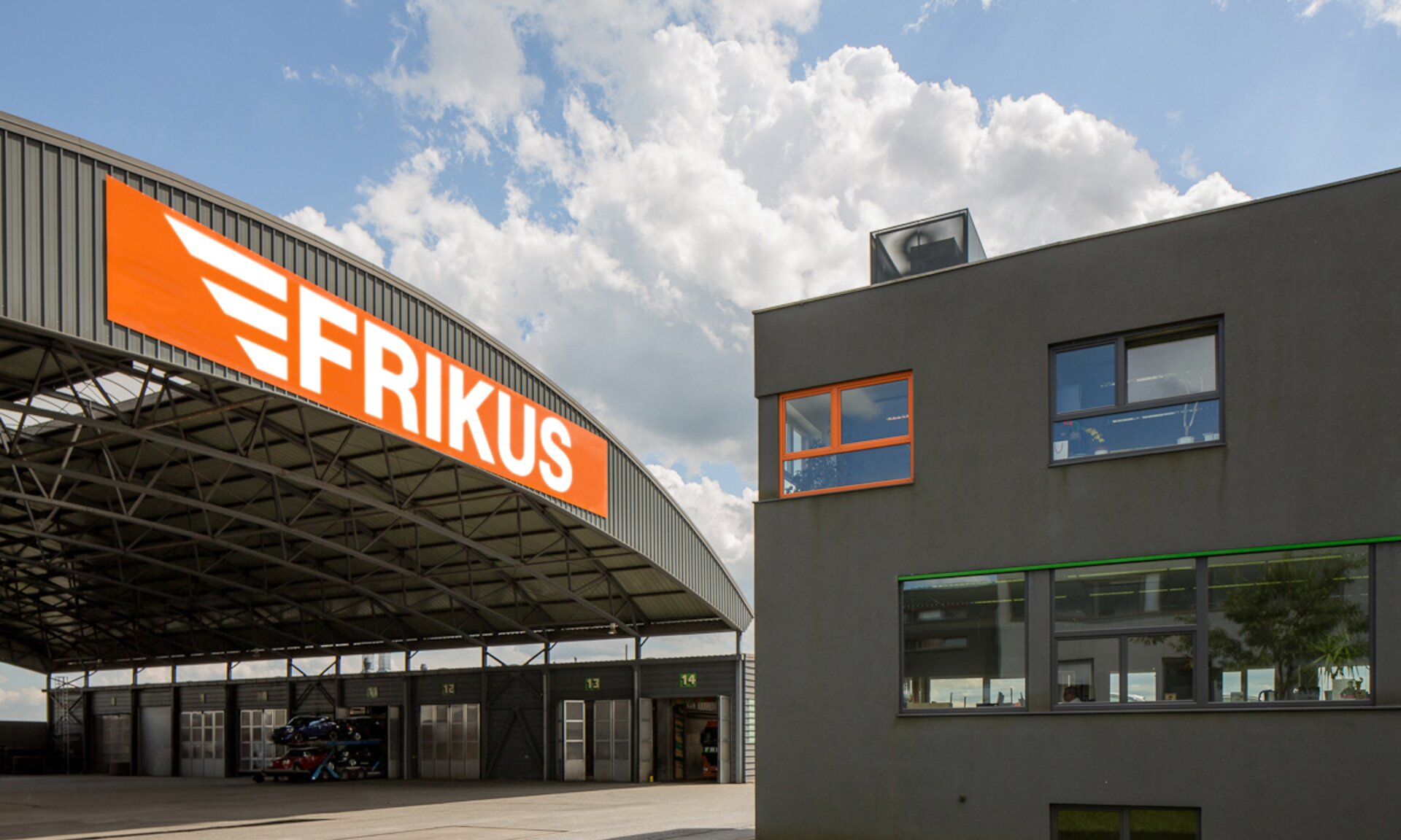 Detailaufnahme Schild mit FRIKUS Logo auf Halle.