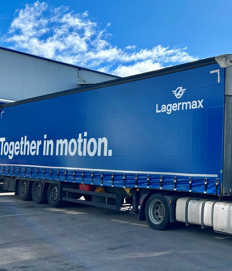 Im Bild ist ein blauer Lagermax LKW Sattelschlepper