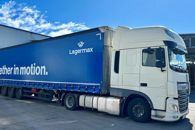 Im Bild ist ein blauer Lagermax LKW Sattelschlepper