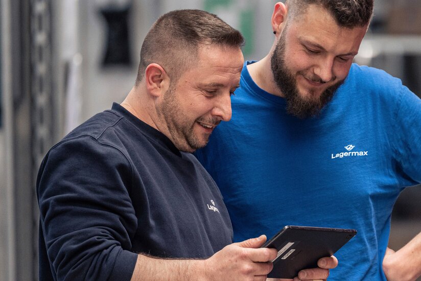 Man sieht einen Lagermax Team-Leiter beim Training mit einem jüngeren Kollegen