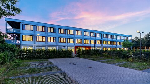 Dargestellt ist ein Modulbau aus Containern von Conzept.