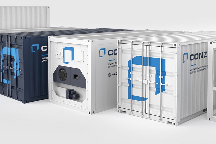 Container und Kühlcontainer in Reihe.