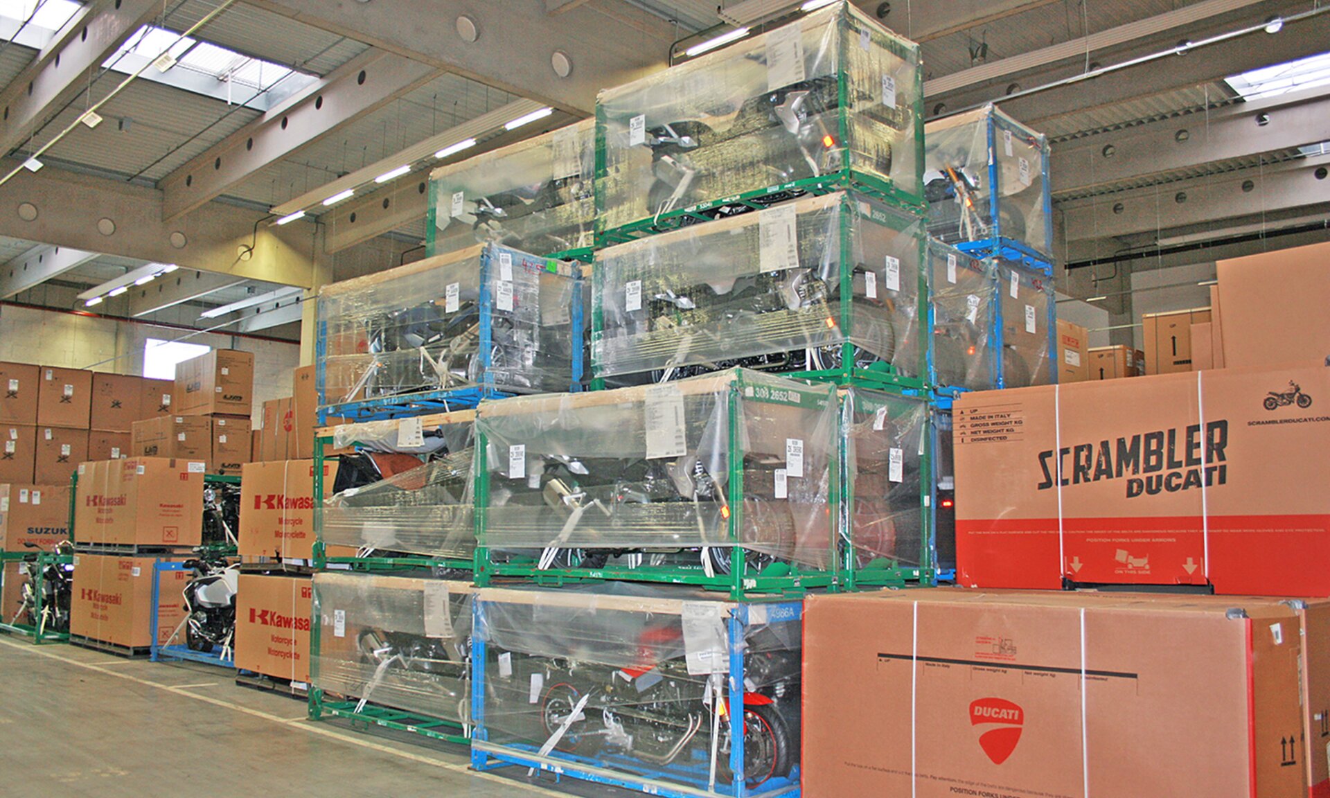 Motorrad-Lagerung mit Transportgestellen in Halle.