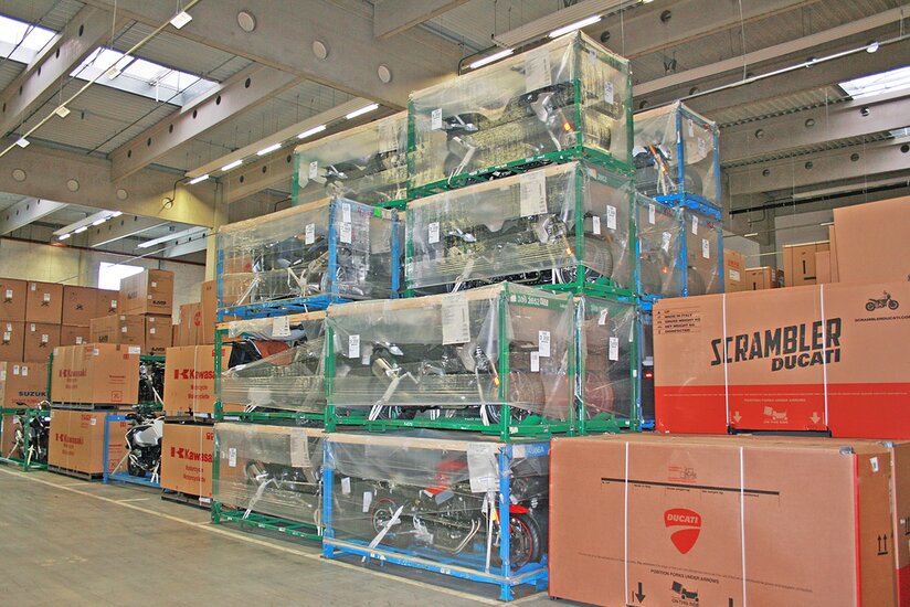 Motorrad-Lagerung mit Transportgestellen in Halle.