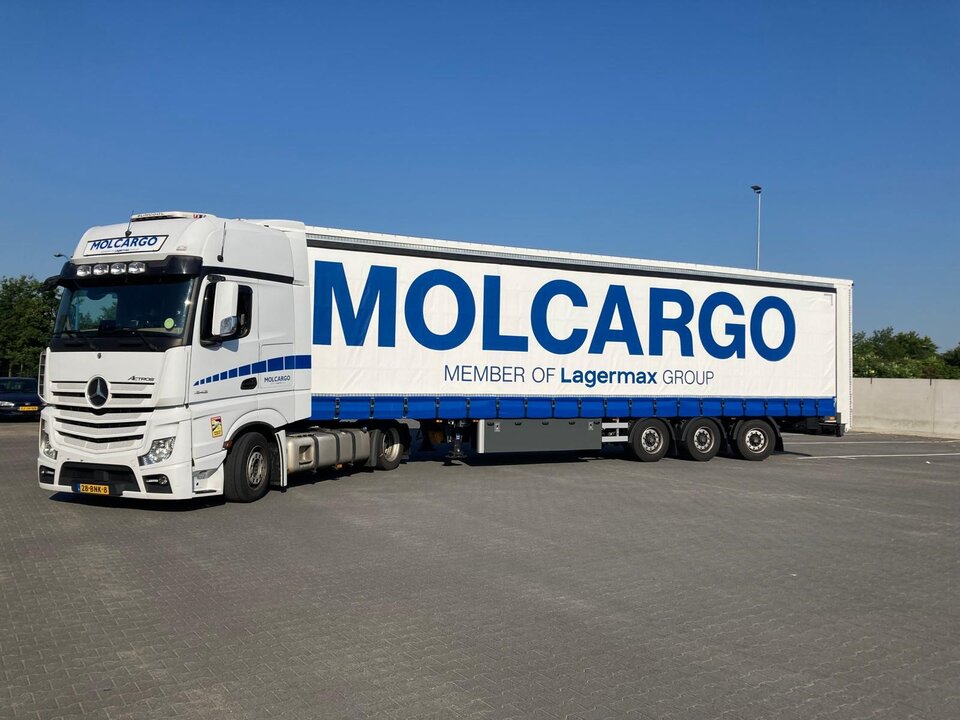 Lkw von MolCargo auf Parkplatz.