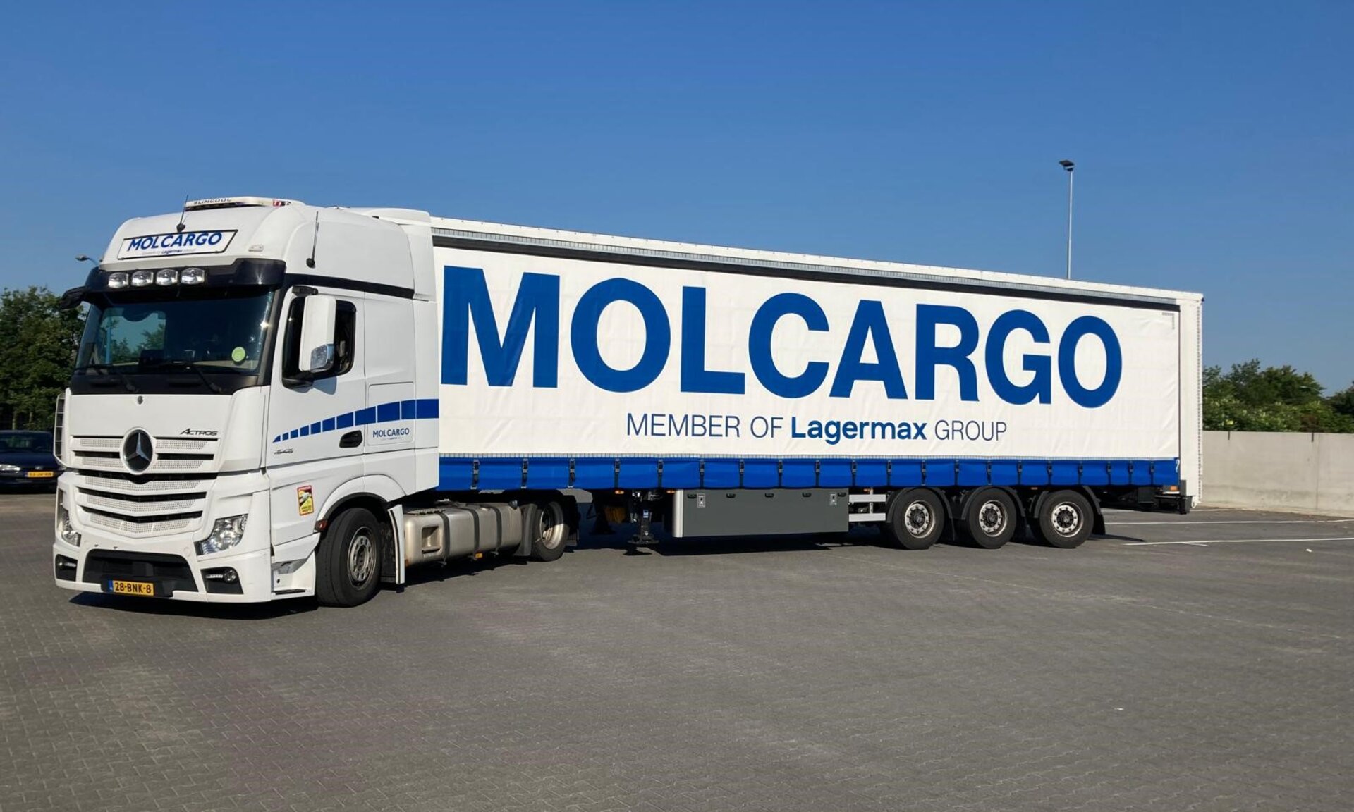 Lkw von MolCargo auf Parkplatz.