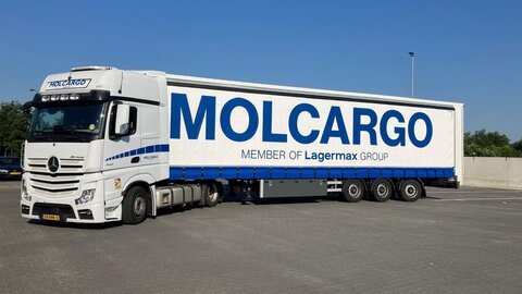 Lkw von MolCargo auf Parkplatz.