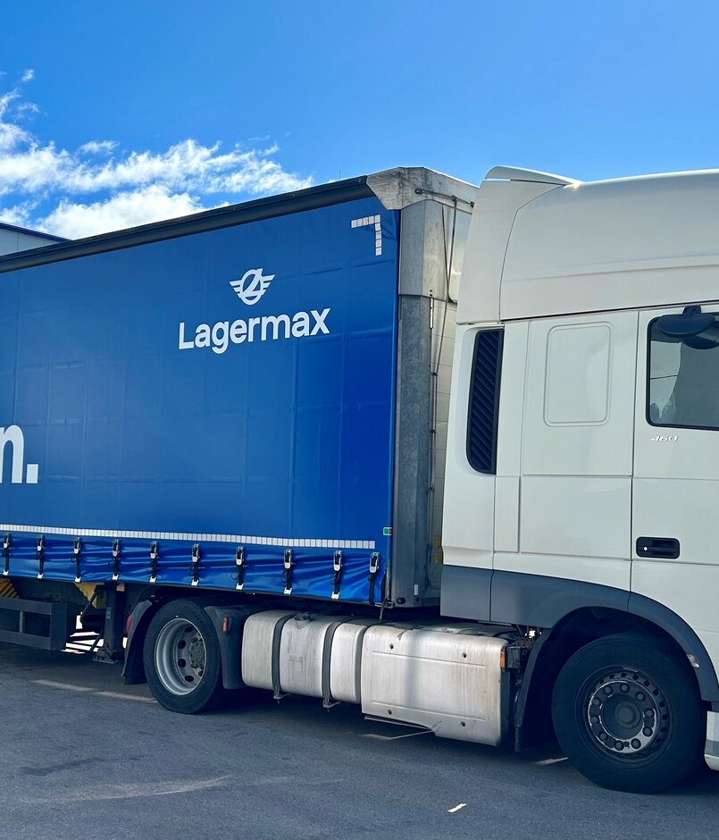 Im Bild ist ein blauer Lagermax LKW Sattelschlepper