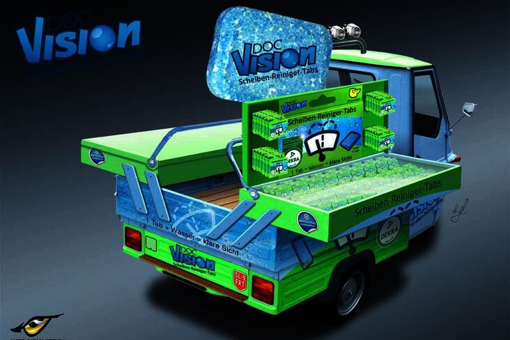 Blau-grüne Ape mit Schriftzug von hinten.