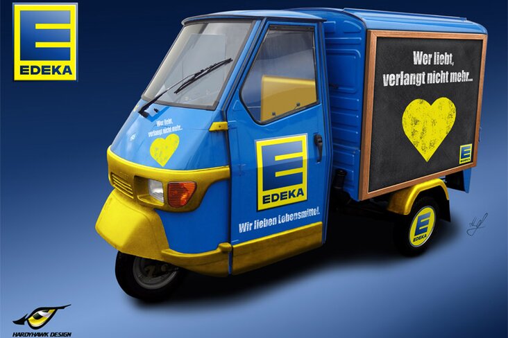 Blau-gelbe Ape mit Schriftzug von der Seite.