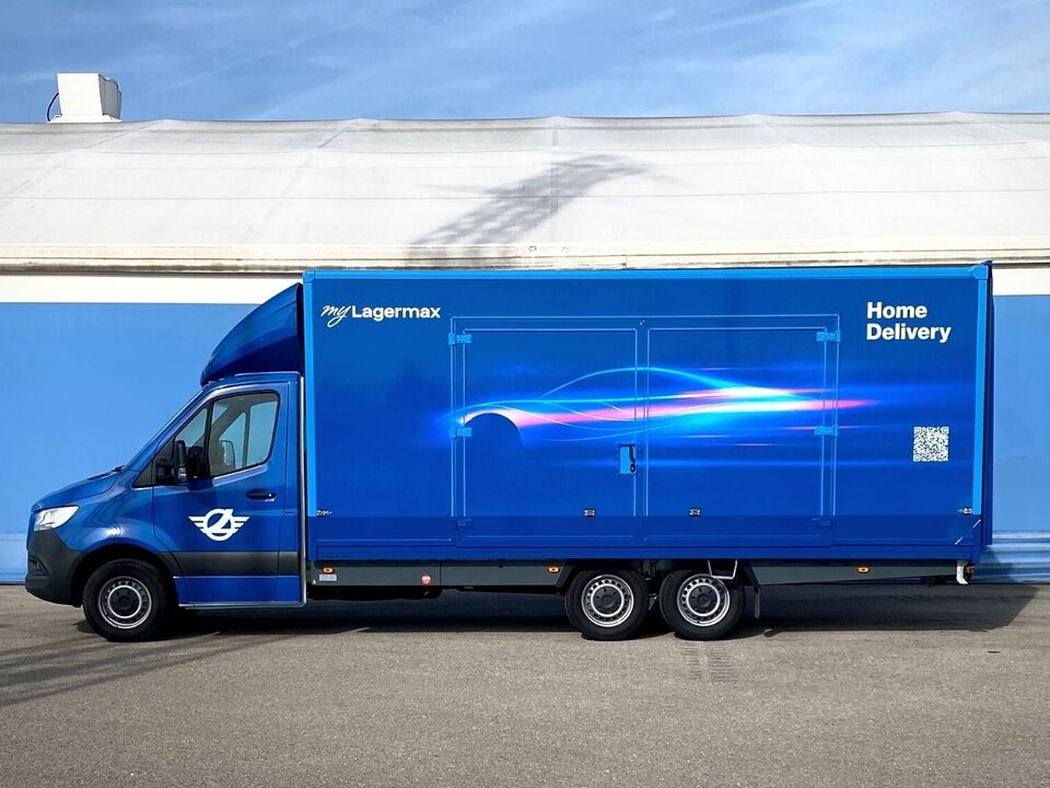 Autotransporter geschlossen Seitenansicht vor Lagermax Zelt