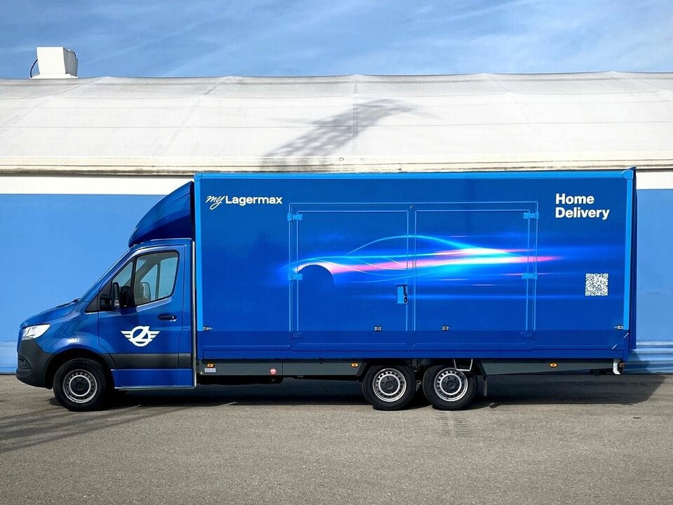 Autotransporter geschlossen Seitenansicht vor Lagermax Zelt