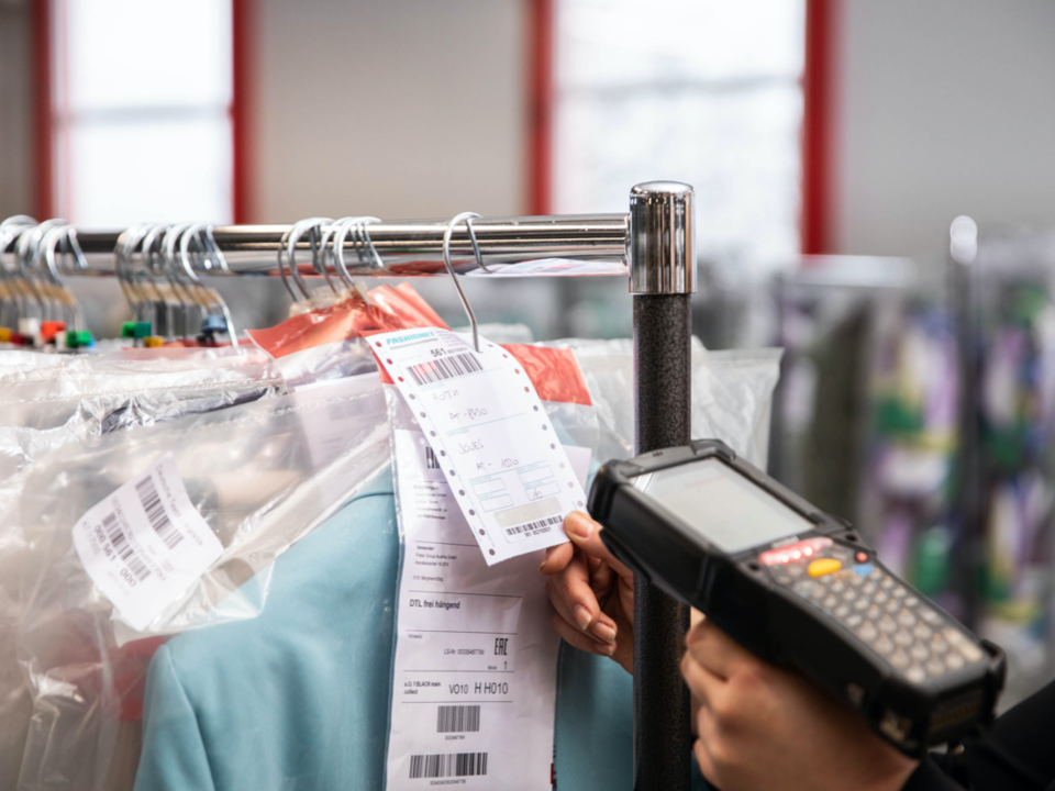 Erfassung von Textilien mit Handscanner Nahaufnahme.