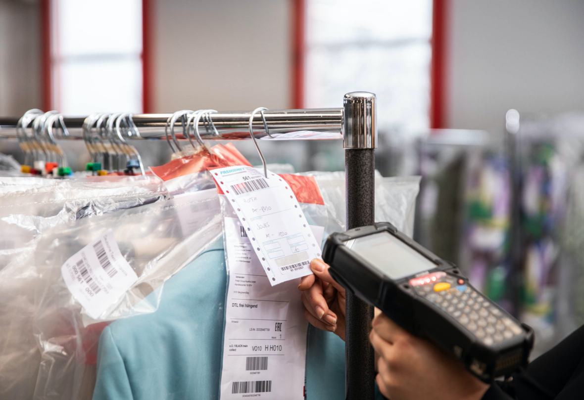 Erfassung von Textilien mit Handscanner Nahaufnahme.