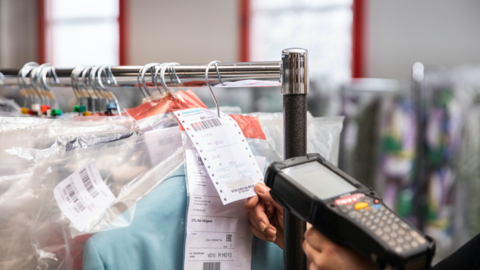 Erfassung von Textilien mit Handscanner Nahaufnahme.