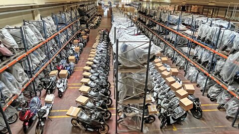 Motorräder in Lager.