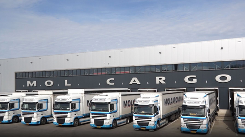 Lkw in Reihe vor Terminal.