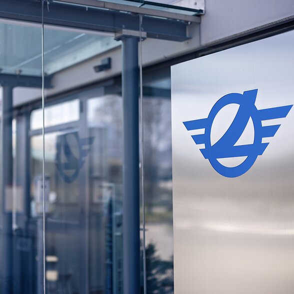 Seitenansicht Vordach zum Eingang mit Glastür und Logo