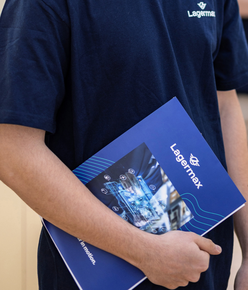 Portrait eines Lagermax-Lehrlings mit einem Folder