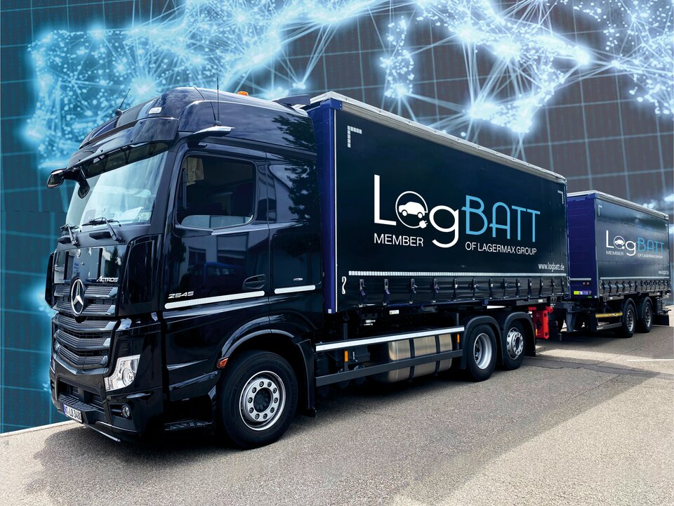 LogBATT Lkw mit Anhänger Hintergrund Europakarte.