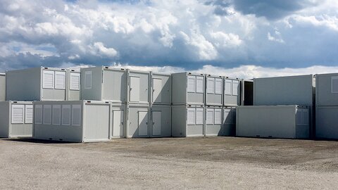 Bürocontainer auf Gelände.