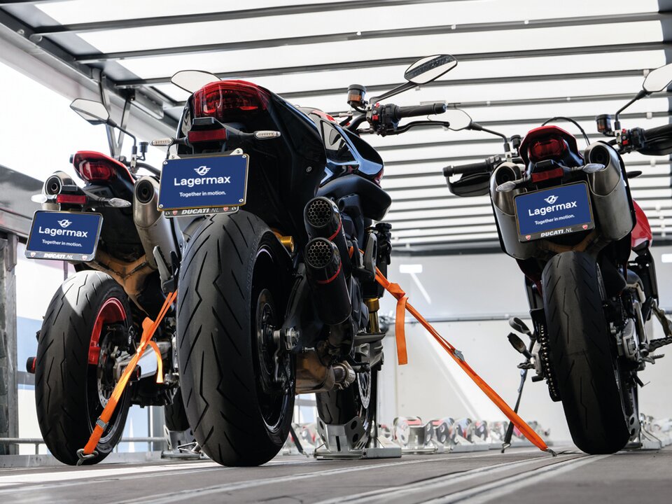 Drei Motorräder verzurrt in Lkw.