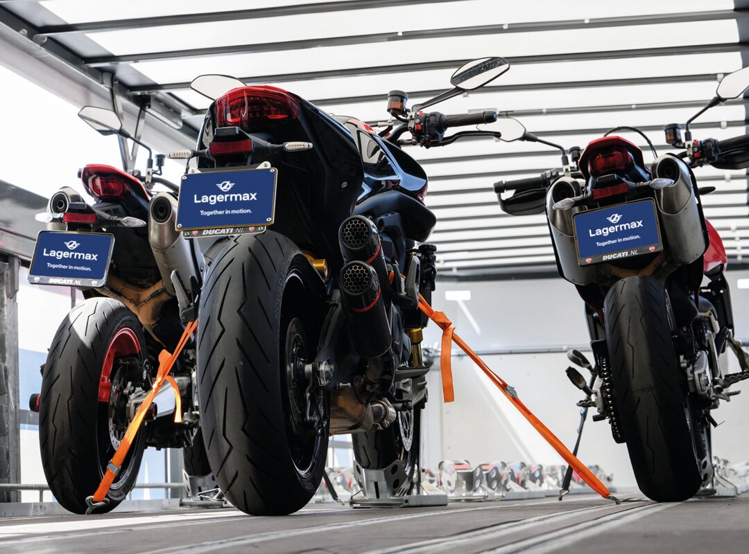 Drei Motorräder verzurrt in Lkw.