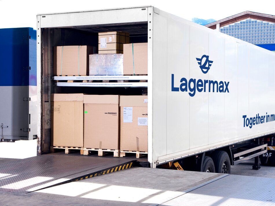 Man sieht einen mit Boxen voll beladenen Lagermax LKW an einer Rampe.